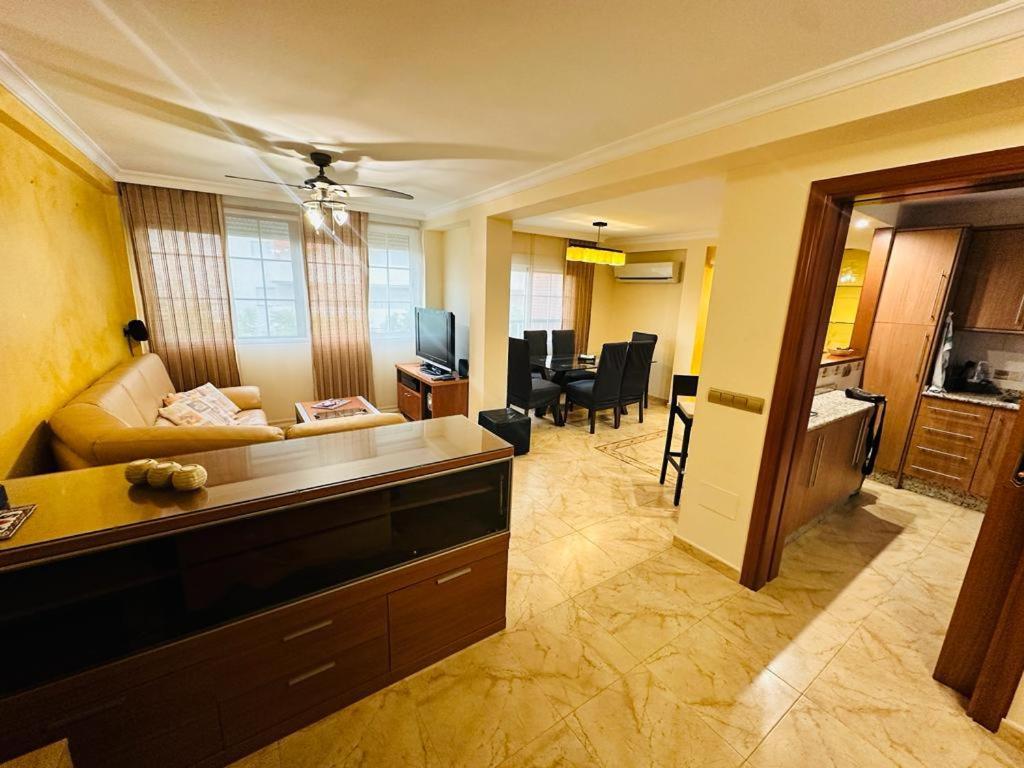 Apartamento Avenida ฟูเอนฮิโรลา ภายนอก รูปภาพ